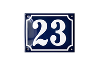 tiefblaue Hausnummer 23 mit weißer Schrift und Rahmen