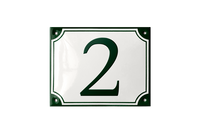 weiße Hausnummer 2 mit grüner Schrift und Doppelrahmen