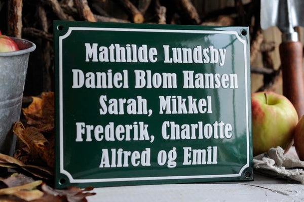 grünes Namensschild mit 8 Namen