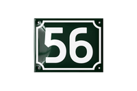 dunkelgrüne Hausnummer 56 mit weißer Schrift und Rahmen