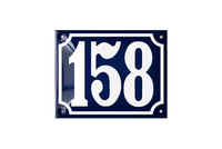 tiefblaue Hausnummer 158 mit weißer Schrift und Einzelrahmen